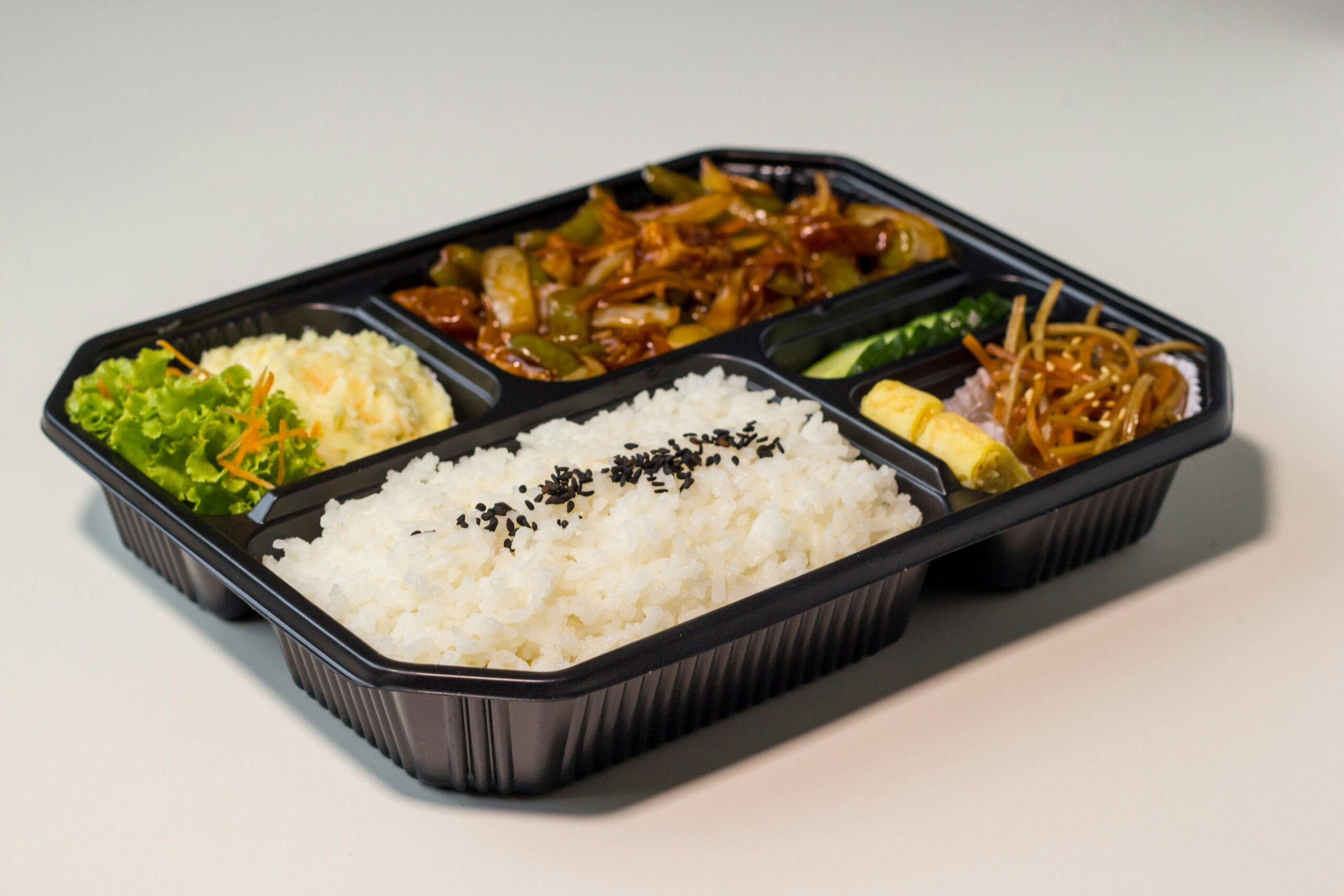 使い捨て容器を使ったお弁当